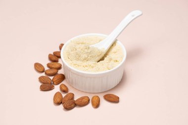 Bej arkaplanda badem unu ve badem..