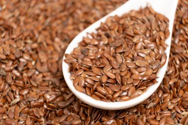 Bir kaşık makroda keten tohumu.