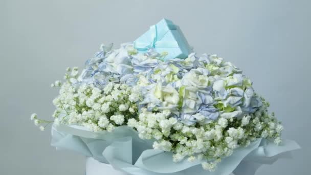 Bir Buket Beyaz Mavi Çiçekli Hediye Kutusu — Stok video