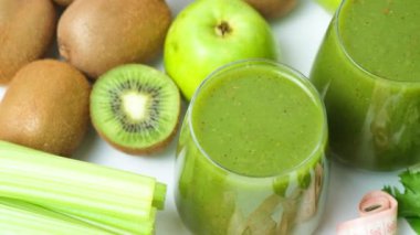 Sağlıklı Sebzeli Meyve Smoothie Gözlüklü