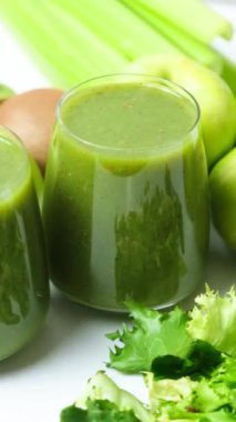 Beyaz arka planda gözlüklü sağlıklı sebze püresi.