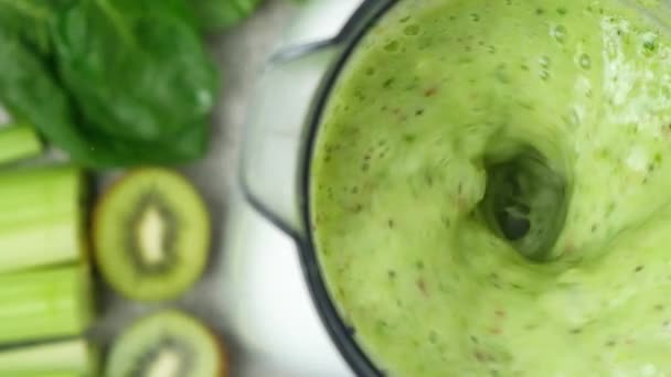 Hacer Batido Verde Con Apio Kiwi Manzana Espinacas Una Licuadora — Vídeos de Stock