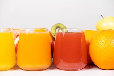 Beyaz arkaplanda farklı meyve suları.