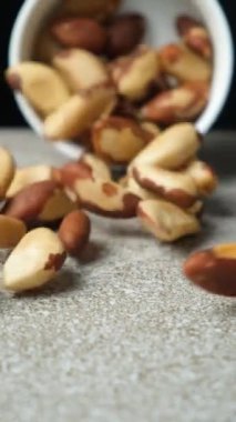 Siyah gri arka planda Brezilya fıstıklarının düşüşüne yakın plan