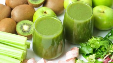 Kilo kaybı ve mezura için sağlıklı yeşil smoothie