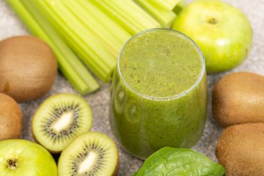 Kivili, elmalı, kerevizli, ıspanaklı yeşil smoothie, sağlıklı doğal yiyecekler..