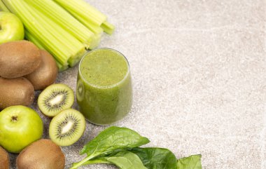 Kivili, elmalı, kerevizli, ıspanaklı, sağlıklı doğal gıdalı yeşil smoothie, metin için kopyalama alanı.