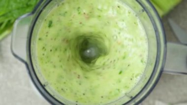 Kereviz, kivi, elma ve ıspanak karışımından yeşil smoothie yapıyorum.