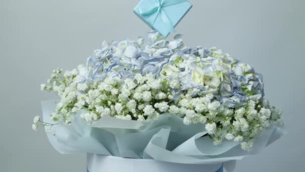 Person Putting Blue Small Gift Box Bouquet Flowers — Vídeo de Stock