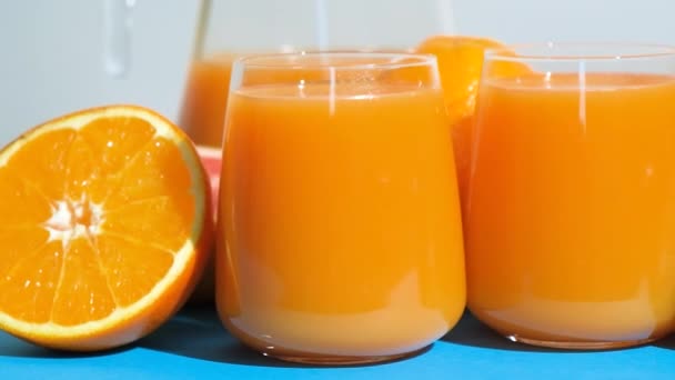 Multi Fruit Sappen Glazen Bij Vers Fruit — Stockvideo