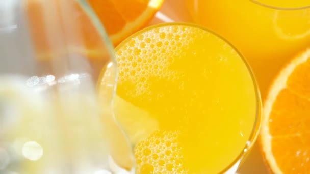 橙汁从壶中倒入玻璃杯中 慢动作 — 图库视频影像