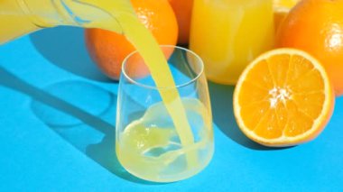 Portakal suyu kadehten cama akıyor, yavaş çekimde.