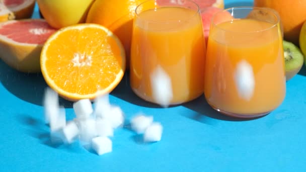 シュガーキューブはフルーツジュースの中に注ぎます ジュースの砂糖含有量 — ストック動画