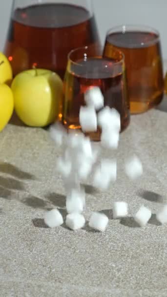 シュガーキューブはリンゴジュースの中に注ぐ ジュースの砂糖含有量 — ストック動画