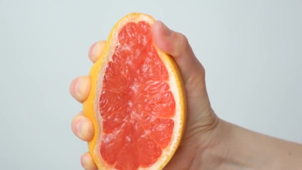 Hand Squeezing Grapefruit Juice Half Grapefruit White Background — Vídeo de Stock