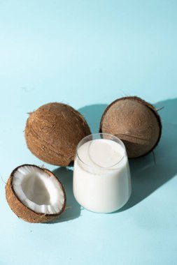 Hindistan cevizi sütü ve mavi arka planda hindistan cevizi sütü..