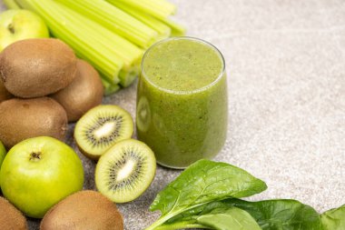 Yeşil kereviz, kivi, yeşil elma ve ıspanak..