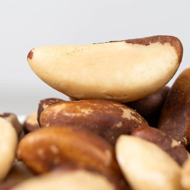 Açık gri arkaplanda Macro Brezilya fındıkları