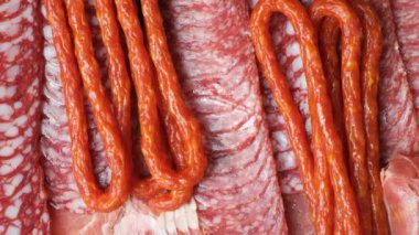 Çeşitli et ürünleri, şarküteri, soğuk yemekler. Sosis, jamon, salam üstü manzaralı.