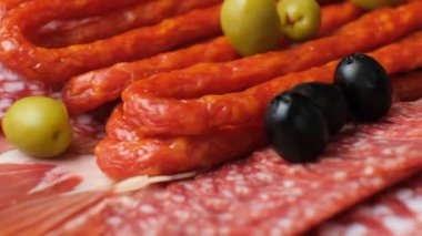 Et tabağı - sosis, salam ve zeytinli ve otlu diğer et lezzetleri.