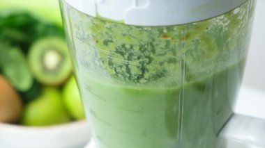Mikserde sağlıklı yeşil bir smoothie hazırlıyorum.