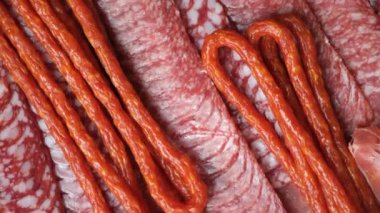 Çeşitli et ürünleri, şarküteri, soğuk yemekler. Sosis, jamon, salam üstü manzaralı.