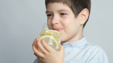 Küçük çocuk kadehten limon suyu içiyor, Yavaş Hareket