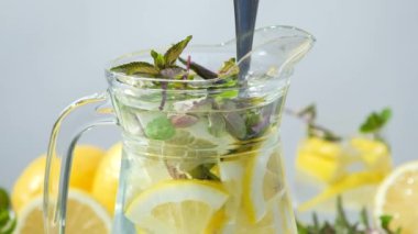 Limonata ve naneli limonata yapmak, ağır çekimde.