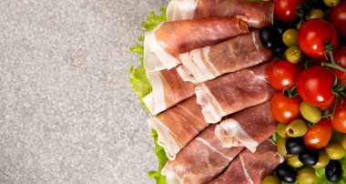 Geleneksel Serrano jambonu, kurutulmuş domuz jamonu..