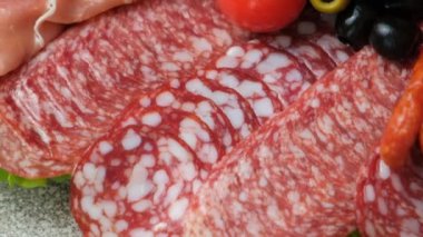 Et tabağı - sosis, salam ve zeytin ve domatesli diğer et lezzetleri.