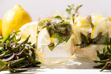 Bir bardak ferahlatıcı limon suyu ve naneli..