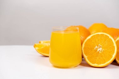 Bardakta portakal suyu ve yarım portakal suyu. Mesaj için yer var.