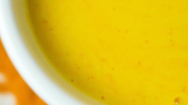 Geleneksel Ayurvedic zerdeçal, karabiber ve zencefilli altın süt içer. Yavaş çekim.