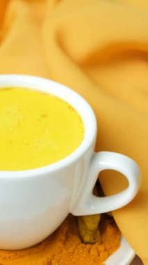 Geleneksel Ayurvedic zerdeçal, siyah biber ve zencefilli altın süt içer