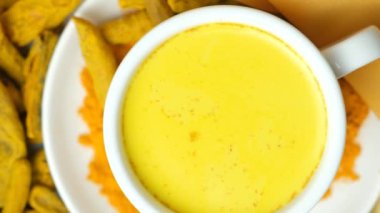 Ayurvedic Hindistan Turmeric Top View ile Altın Süt İçti.