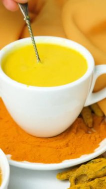 Geleneksel Ayurvedik içeceği süt ve zerdeçal