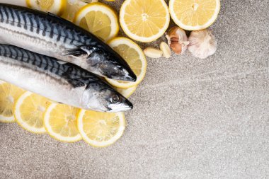 Limon, sarımsak ve aşçılık tarifi ile pişirilmemiş uskumru balığı..