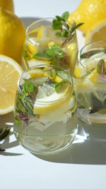 Bir bardak ferahlatıcı limon suyu ve naneli..