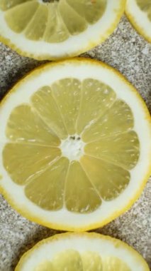 Dilimlenmiş taze limonların parlak narenciye arkaplanı