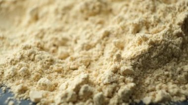 Yerdeki zencefil ince bir toz gibi, tabakta makro dönüş..