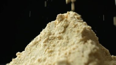 Siyah zemine zencefil baharatı serpiştirin, makro yavaş çekim