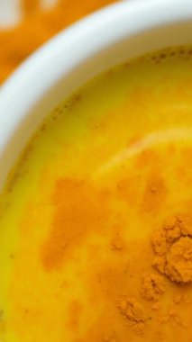 Geleneksel Ayurvedic zerdeçal, siyah biber ve zencefilli altın süt içer