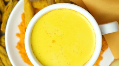 Ayurvedic Hindistan Turmeric Top View ile Altın Süt İçti.