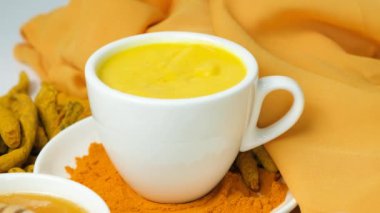 Geleneksel Ayurvedik içeceği süt ve zerdeçal