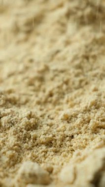 Zemin kızıl, kuru toz akıyor, dikey ağır çekim