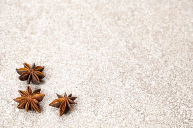 Baharat yıldızı, gri taş arkaplanda yakın plan, metin için boşluk kopyala.