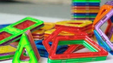 Çocuklar için bir takım manyetik yapı parçaları, kareler, üçgenler ve diğer şekiller.