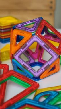 Manyetik yapıcıdan çokyüzlü figür, dikey çekim