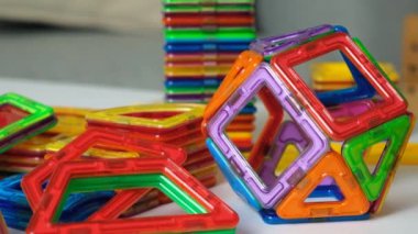 Çocuklar için bir takım manyetik yapı parçaları, kareler, üçgenler ve diğer şekiller.