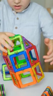 Manyetik yapıcıyla oynayan çocuk, eller yakın plan